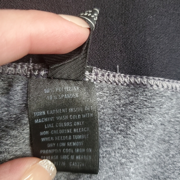 Live love run shorts size medium in gray and black - Picture 4 of 4